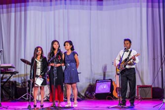 RFIM 20 taona - Mpanemtana: Izy telovavy mpanentana ao amin'ny RFIM, miara-mihira amin'ny Tiana (Gasy Miangola)